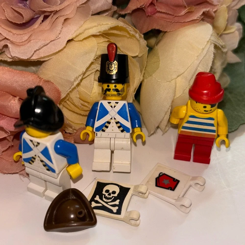 Lego Imperial Soldier 1980s VTG Blue coat soldiers and Pirate and accessories
